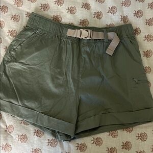 Women’s Aspen Belted Cargo Shorts - L